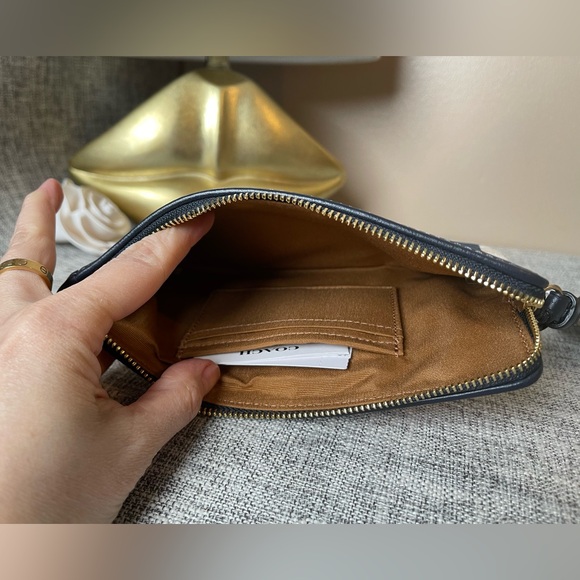 $79(NWT) Coach Large Corner Zip Wrist-let Signature Jacquard With Stripes - Picture 3 of 4